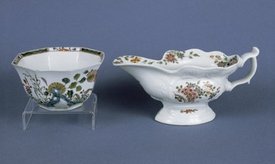 Salsiera ovale sagomata Worcester e ciotola ottagonale decorata in smalti, 1750-55 (ceramica) da English School